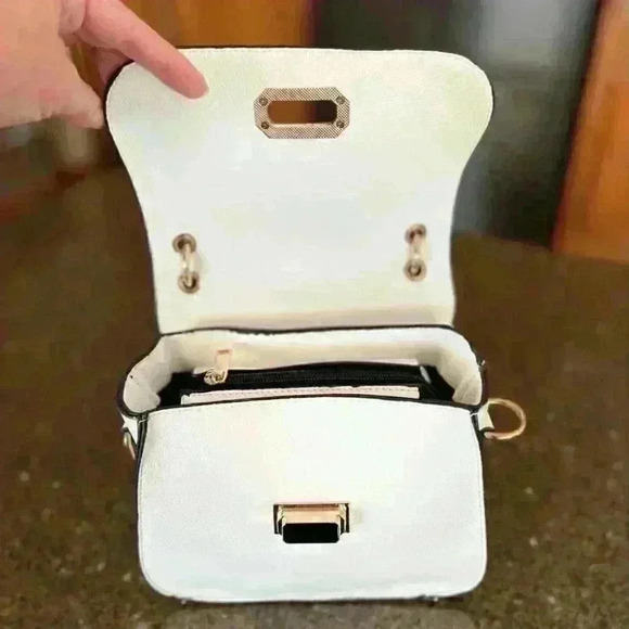 BOUTIQUE Style adorable small white purse / handbag with gold hardware and strap - Picture 6 of 16